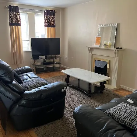 Lovely 3 Bed Short Guest house *