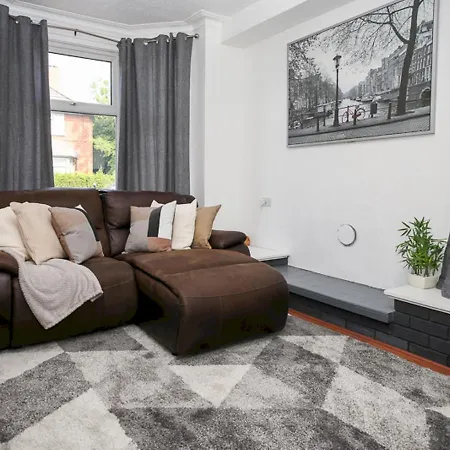 Pass The Keys 3-bed In Lively Levenshulme Village - Sleeps 5, Ideal For Families & Groups Манчестер