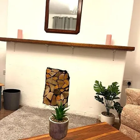 Spacious 3 Bedroom House - Sleeps 5 *