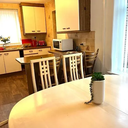 Spacious 3 Bedroom House - Sleeps 5 * Μάντσεστερ