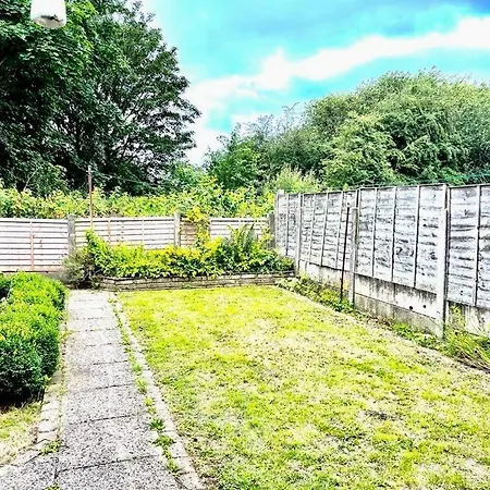 Apartment Spacious 3 Bedroom House - Sleeps 5 *