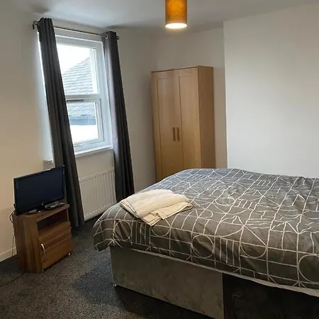 2 Bedroom Flat With Free Parking In