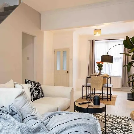 Salford Central 3 Bed - Free Parking Ferienhaus