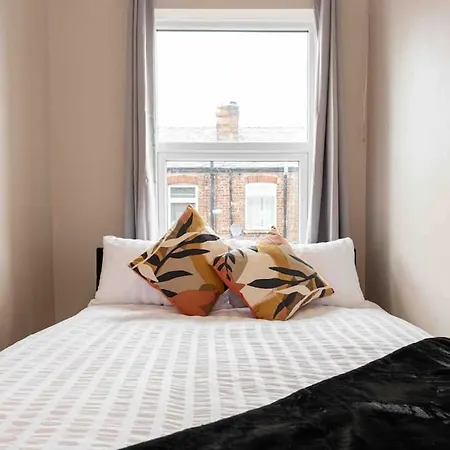 Salford Central 3 Bed - Free Parking *