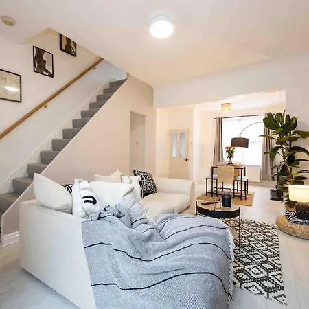 Salford Central 3 Bed - Free Parking * Manchester