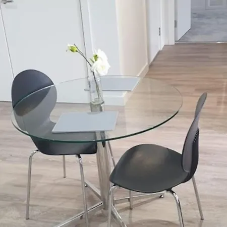 In Stunning Centre Apartment