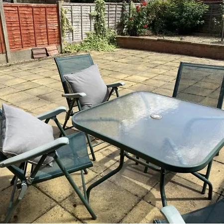 Feriehus Modern Home, Beautiful Spacious Garden, Centre Netflix Manchester