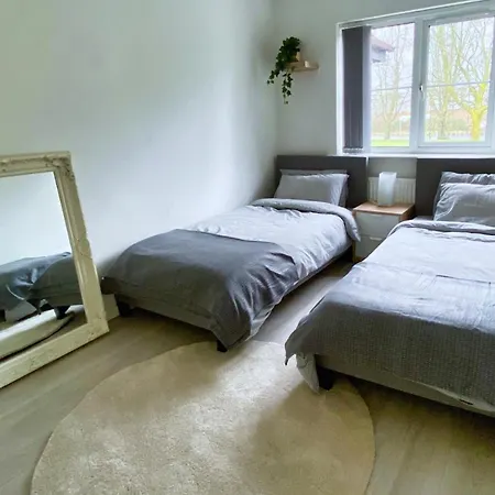 Modern Home, Beautiful Spacious Garden, Centre Netflix Manchester
