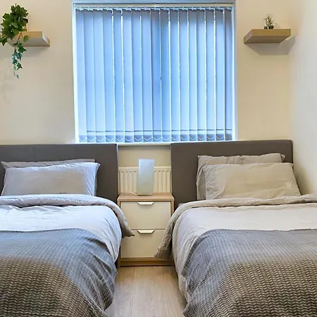 Modern Home, Beautiful Spacious Garden, Centre Netflix Feriehus Manchester