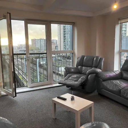 View Spacious 2 Bed 2 Bathrooms *