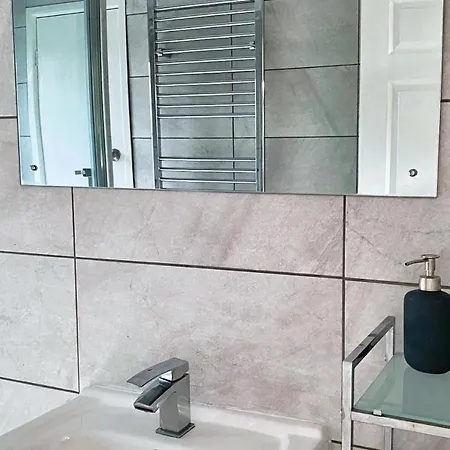 Feriehus Modern Home, Beautiful Spacious Garden, Centre Netflix Manchester