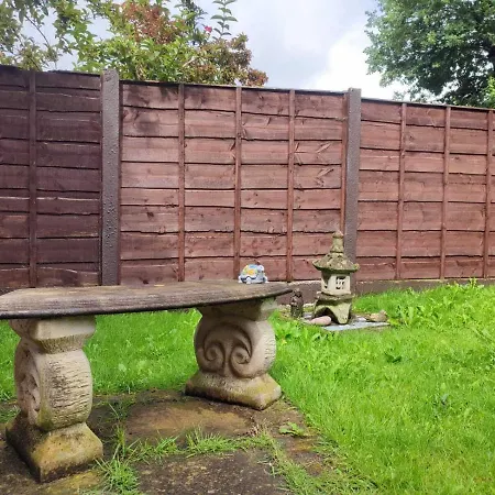 Serendipity - 4 Bedrooms - Big Garden - Near Airport, Whythenshawe Hospital And Roundthorn Business Park * Manchester