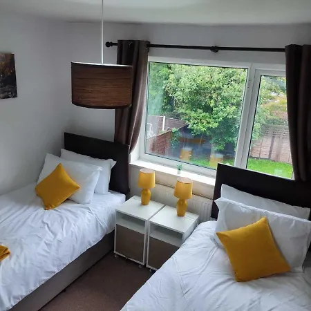Serendipity - 4 Bedrooms - Big Garden - Near Airport, Whythenshawe Hospital And Roundthorn Business Park Nyaraló *
