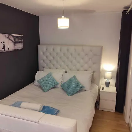 Nyaraló Serendipity - 4 Bedrooms - Big Garden - Near Airport, Whythenshawe Hospital And Roundthorn Business Park *