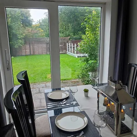 Serendipity - 4 Bedrooms - Big Garden - Near Airport, Whythenshawe Hospital And Roundthorn Business Park *
