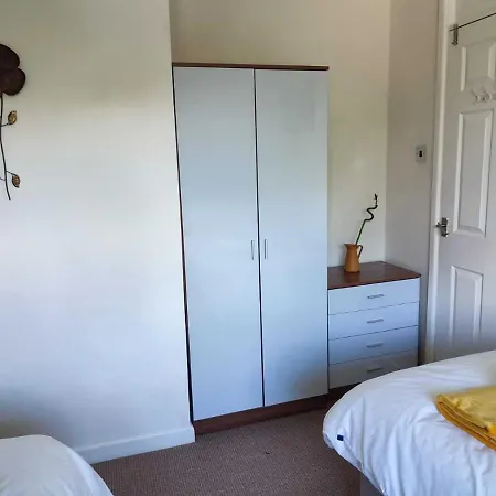 Serendipity - 4 Bedrooms - Big Garden - Near Airport, Whythenshawe Hospital And Roundthorn Business Park Манчестер