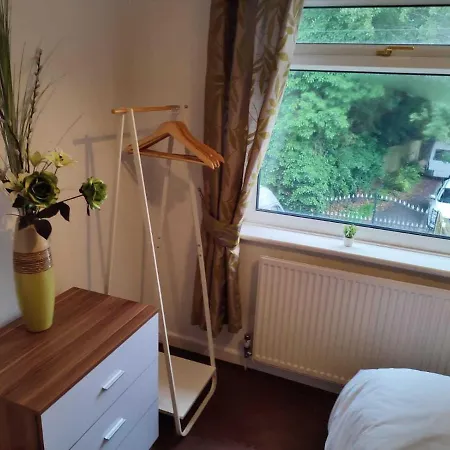 Serendipity - 4 Bedrooms - Big Garden - Near Airport, Whythenshawe Hospital And Roundthorn Business Park *