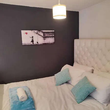 Дом отдыха Serendipity - 4 Bedrooms - Big Garden - Near Airport, Whythenshawe Hospital And Roundthorn Business Park Манчестер