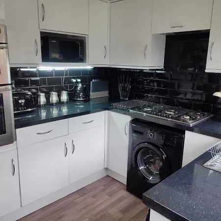Serendipity - 4 Bedrooms - Big Garden - Near Airport, Whythenshawe Hospital And Roundthorn Business Park Nyaraló Manchester