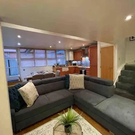 Unique Flat In Express Building *