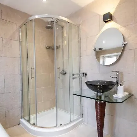 فندق Windsor House 3 Bedrooms Sleeps 8