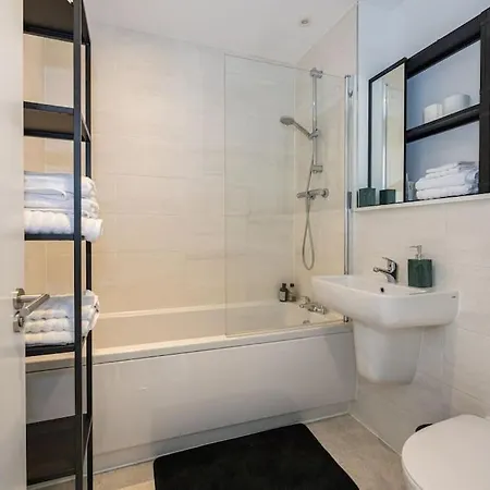 Spacious House W/ Free Parking * Manchester