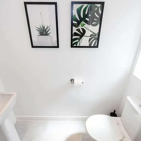 펜션 Spacious House W/ Free Parking 맨체스터