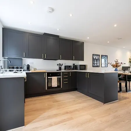 Ferienhaus Spacious House W/ Free Parking Manchester