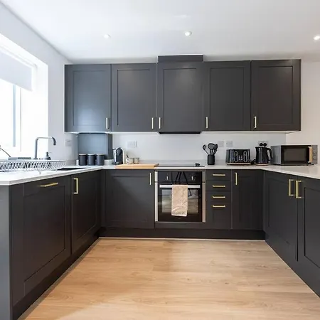 Spacious House W/ Free Parking Ferienhaus