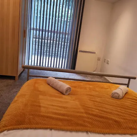 Luxury 2 Bed Apt On River, Wifi, Parking, Garden Apartment