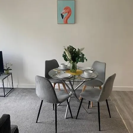 Beautiful 2 Bedroom *