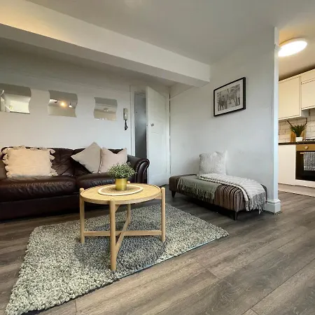 Huge - 12min To - Free Parking - Contractor Friendly - Irwell مانشستر
