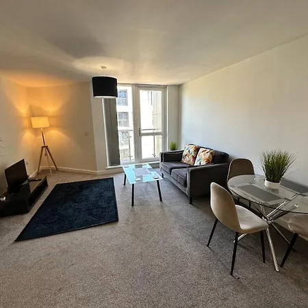 Cosy 2 Bed Sleeps 4+balcony Apartman *