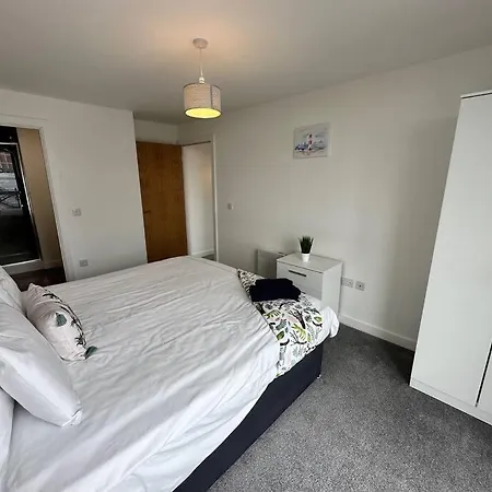 Lovely 2 Bed Mcr + Balcony מנצ'סטר
