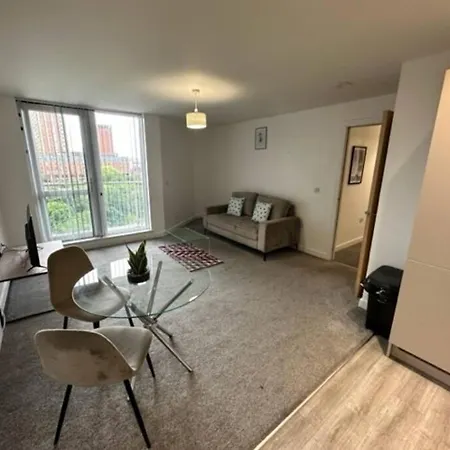 Great 2 Bed Apt Sleeps 4+balcony