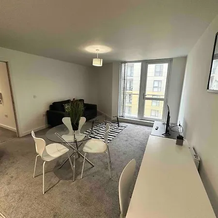 Fab 2 Bed 2 Bath Mcr Apt+balcony شقة