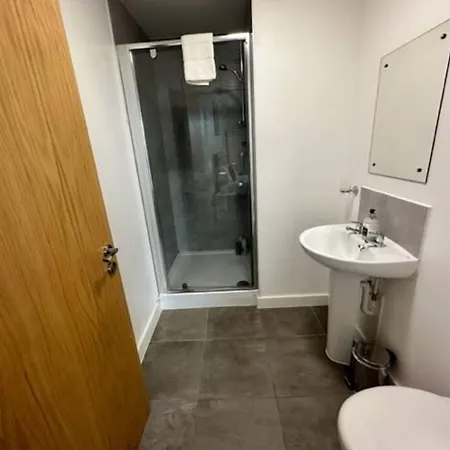 Great 2 Bed Apt Sleeps 4+balcony 公寓 *