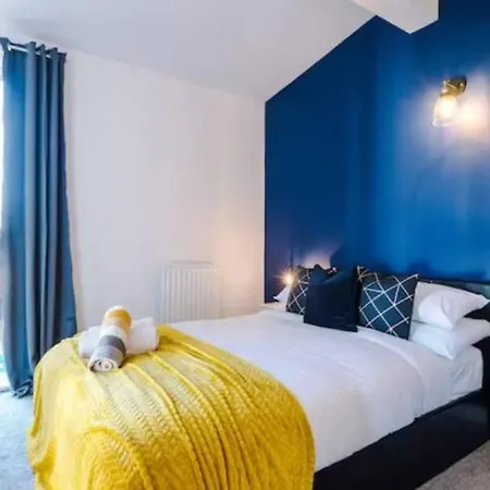 Holiday home 3 Bedroom Mcr Dens *