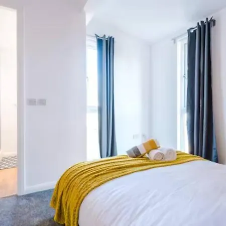 3 Bedroom Mcr Dens Holiday home *