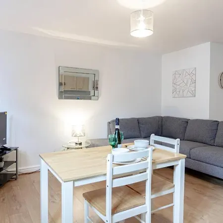 Cosy & Fully Equipped In Swinton Apartment