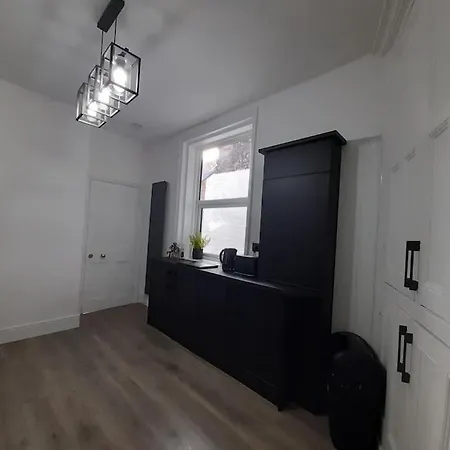 Chic 5 Double Bedroom House - 15 Min To מנצ'סטר