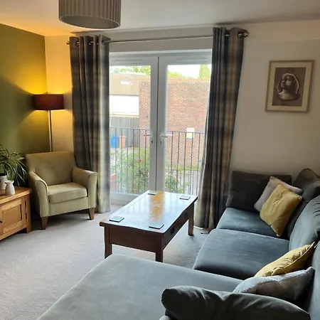 2 Bedroom, Cosy, Canal Side Apartment Manchester