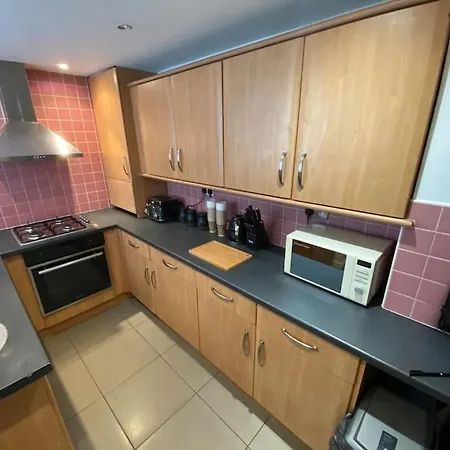 7 Bed - Spacious House - Central