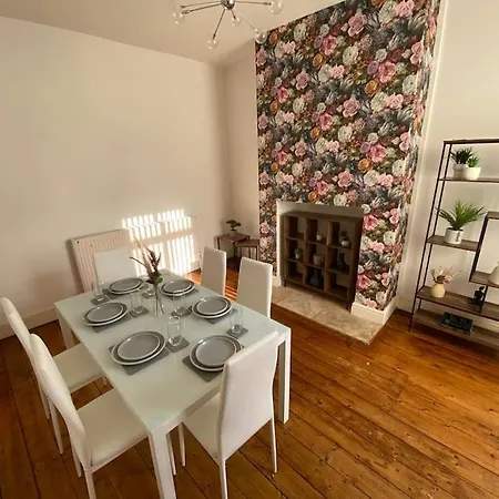 7 Bed - Spacious House - Central Holiday home *