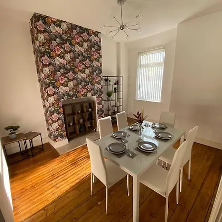 7 Bed - Spacious House - Central Holiday home *