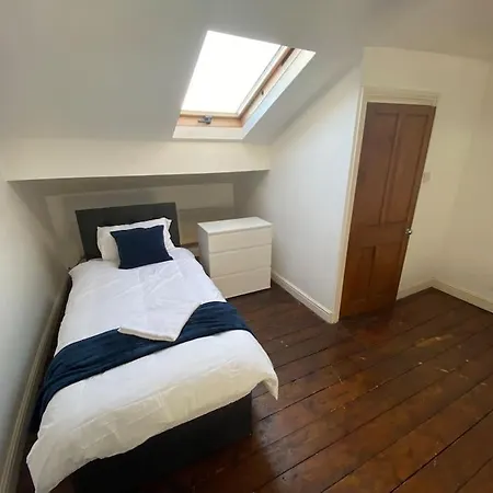 7 Bed - Spacious House - Central *