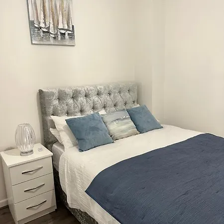 2 Bedroom Flat Close To City, Stadium And Coop Arena *