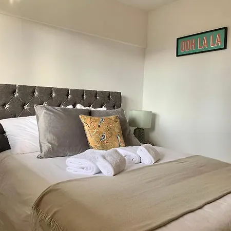 Duplex - 2 Double Bedrooms & 2 Bathrooms - Near Ao Arena, Sleeps 4 Appartamento *