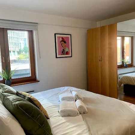 Duplex - 2 Double Bedrooms & 2 Bathrooms - Near Ao Arena, Sleeps 4 Appartamento