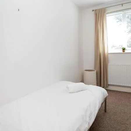 Pass The Keys Spacious 3-bed House With Garden In Leafy South